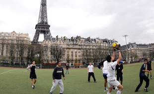 Des jeunes jouent au football à Paris (image d'illustration).