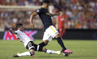 Le Monégasque Nabil Dirar taclé par Pablo Piatti lors du barrage aller de Ligue des champions entre Valence et Monaco, le 19 août 2015.