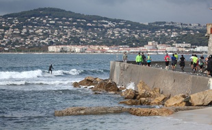 Le marathon Nice-Cannes longe la côte.
