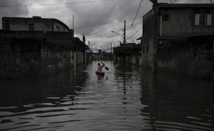 Au moins douze personnes sont mortes et dix portées disparues dans des inondations provoquées par des pluies torrentielles dans la ville d'Itaoca, à 340 km de Sao Paulo (sud-est du Brésil).
