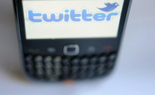 L'Union des étudiants juifs de France (UEJF) a assigné en référé Twitter afin de contraindre la plate-forme de microblogging à lui communiquer les données permettant d'identifier les auteurs de tweets antisémites ou racistes, a-t-on appris mardi auprès de son avocat.