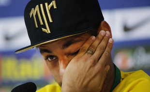 Neymar en pleurs lors d'une conférence de presse, le 10 juillet 2014