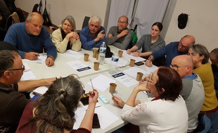 Des personnes participant à un grand débat national à Saint-Didier dans le Vaucluse