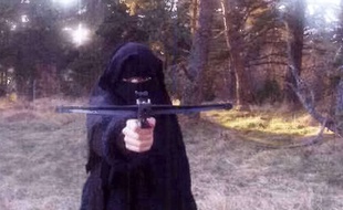 Hayat Boumeddiene avec une arbalète en 2010 à Murat (Cantal)