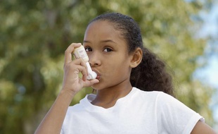 Une jeune fille se sert d'un inhalateur, illustration.