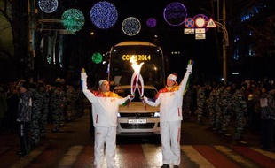 La flamme olympique des Jeux d'hiver arrive mercredi à Sotchi, tandis que des manifestations sont prévues dans le monde entier contre une loi russe "anti-gay", à deux jours de la cérémonie d'ouverture des JO.