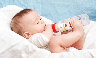 Un bébé et son biberon.