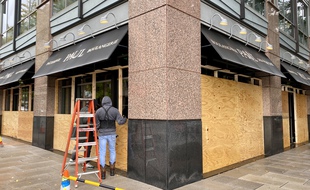 Dans plusieurs grandes villes des Etats-Unis comme à washington, les commerces ont commencé à se barricader par crainte d'une explosion de violence à l'annonce des résultats de la présidentielle américaine.