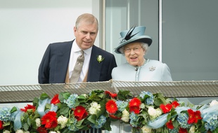 Le Prince Andrew en train de parler à la reine Elizabeth II, le 1er juin 2013 à Epsom.