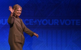 Hillary Clinton à son arrivée au débat entre les candidats à la primaire démocrate le 19 décembre 2015 à Manchester dans le New Hampshire