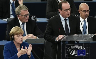 Le président français François Hollande et la Chancelière allemande Angela Merkel, au Parlement européen, le 7 octobre 2015 à Strasbourg