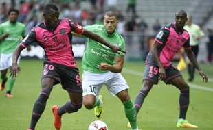 Le défenseur du TFC Steeve Yago (à gauche) devant l'attaquant de Saint-Etienne Oussama Tannane, lors du match de Ligue 1 à Geoffroy-Guichard, le 29 août 2016.