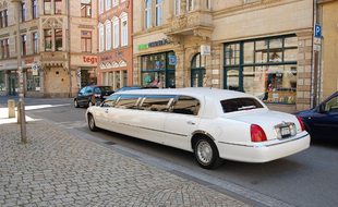 Une limousine blanche (illustration).