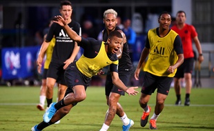 Abdou Diallo (en arrière plan) est déjà fan de Kylian Mbappé.
