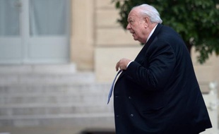 Les propositions de la commission Jospin ont mis vendredi en ébullition le Sénat, en particulier l'interdiction du cumul d'un mandat de parlementaire avec celui d'un exécutif local, à laquelle s'oppose une majorité de sénateurs socialistes et de droite