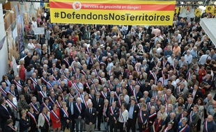 Quelque 600 personnes, dont une majorité d'élus, se sont mobilisés le 13 octobre contre le projet de fusion métropole/département en Gironde.