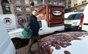 Une "maison de café" ambulante dans les rues de Kiev lors d'une manifestation le 27 septembre 2015