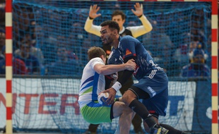 Adrien Dipanda renverse son adversaire slovène, à l'image de la demi-finale du Mondial.