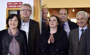 Pierre Laurent (2e à g.), secrétaire national du PCF, et son homologue d'EELV, Emmanuelle Cosse (au c.), participent à un meeting commun avec le président de l'Assemblée nationale, le socialiste Claude Bartolone (à d.) et la ministre de la Francophonie, Annick Girardin (à g.), le 26 mars 2015 à Bondy (Seine-Saint-Denis)