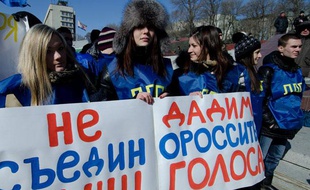 Des opposants à Vladimir Poutine manifestent le 4 février 2012 à Vladivostok, en Russie.