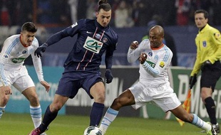 Zlatan Ibrahimovic au duel avec Joey Barton et André Ayew lors du match entre le PSG et l'OM le 27 février 2013.