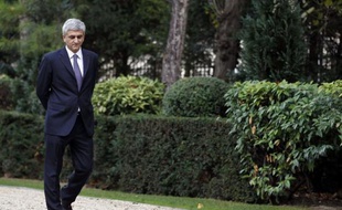 Jean-Louis Borloo et Hervé Morin réfléchissent à une nouvelle stratégie de recomposition du centre dans la perspective de la présidentielle de 2012, après un remaniement illustrant à leurs yeux la "mainmise de l'UMP-RPR" sur l'exécutif et le parti présidentiel.