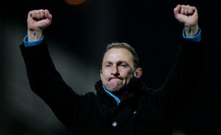 Jean-Pierre Papin, coach of the lens football team, raises his fists after Lens defeated Metz during the French L1 football match Metz vs. Lens at The Saint Symphorien Stadium, 10 September 2007 in Longeville-les-Metz. Lens won 2-1. AFP PHOTO JEAN-CHRISTOPHE VERHAEGEN