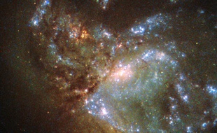 Des images de la fusion de deux galaxies prises par le télescope Hubble.