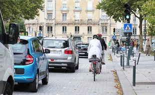 Des cyclistes sur la place de Bretagne, à Rennes. Le nouvel aménagement fera plus de place aux vélos et piétons.