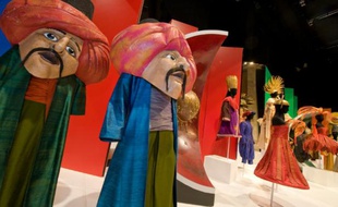 Costumes crés par Marina Draghici pour "Les Indes galantes" de Rameau exposés au Centre national du costume de scène (CNCS) de Moulins, en France le 4 avril 2016