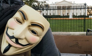 Un militant portant le masque Anonymous face à la Maison Blanche, le 5 novembre 2015