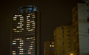 Des habitants de la "Tour de l'Europe" forment avec les lumières de leurs appartement le numéro de téléphone du Téléthon "36-37" à Mulhouse, le 4 décembre 2015 (illustration).