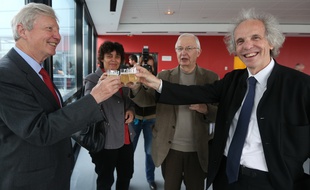Le président de l'université Alain Beretz (à droite) est pressenti pour rejoindre le ministère de l’Education nationale, de l’Enseignement supérieur et de la Recherche pour un poste à la tête de la direction de la Recherche et de l’Innovation. Ici, avecJules Hoffmann prix Nobel de médecine 2011 et Jean-Marie Lehn, Nobel de chimie 1987 (Archives)