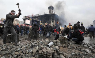 Des manifestantrs déterrent des pavés sur la Place de l'Indépendance, le 19 février 2014 à Kiev