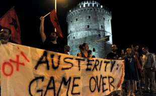 Des Grecs fête la victoire du non au référendum à Thessalonique le 5 juillet 2015