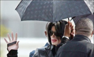Michael Jackson s'est brièvement rendu ce weekend dans un camp militaire américain près de Tokyo, afin d'apporter son "soutien" aux troupes, dans le cadre d'une série de rencontres avec ses fans dans l'Archipel, réputés parmi les plus fervents.