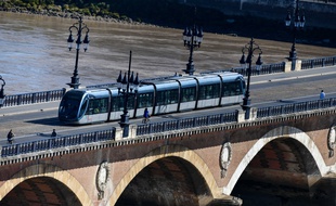 Le pont de pierre à Bordeaux