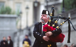 Un joueur de cornemuse écossaise à Londres.