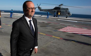 Le président François Hollande le 15 août 2014 à bord du porte-avion Charles de gaulle pour les cérémonies du 70e anniversaire du débarquement allié en Provence