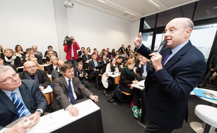 Alain Juppé lors de la présentation de sa liste, dans les locaux de l'Inseec à Bordeaux
