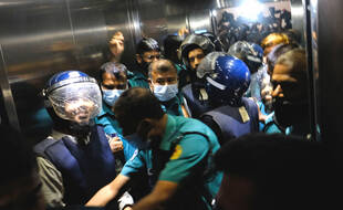La police escorte quatre des huit extrémistes islamistes accusés du meurtre de deux militants des droits homosexuels, au tribunal de Dhaka, au Bangladesh, le mardi 31 août 2021.