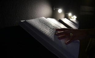 Une femme lit l'édition en braille de "Don Quijote de la Mancha" de Miguel de Cervantes, le 20 juillet 2015 à l'Institut Cervantes de Madrid