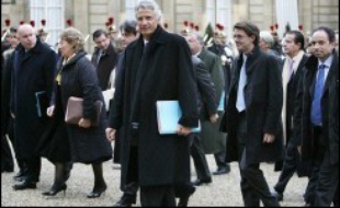 Dominique de Villepin s'est engagé mercredi à "jeter les bases d'un droit au logement opposable" d'ici aux élections, dans son discours de voeux du gouvernement au président Jacques Chirac rendu public par Matignon.