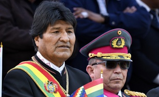 Le président bolivien Evo Morales derrière Williams Kaliman, le Commandant-en-chef des Armées, le 23 mars 2019 à La Paz.