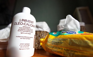 Une bouteille de liniment et des lingettes pour bébé