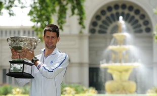 Le Serbe Novak Djokovic a démarré 2012 comme 2011, avec un succès à l'Open d'Australie qui en fera encore l'homme à battre dans les semaines à venir, tandis que la Bélarusse Victoria Azarenka a marqué les esprits en faisant le doublé: victoire et place de N.1 mondiale.