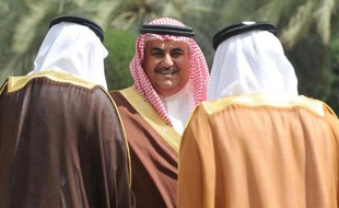 Le ministre des Affaires étrangères du Bahreïn, Cheikh Khaled bin Ahmed al-Khalifa (c), lors du Conseil de coopération du Golfe (CCG)à Ryad le 4 mars 2014