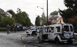 Deux véhicules de police ont été incendiés par des cocktails Molotov, le 8 octobre 2016 à Viry-Châtillon (Essonne).