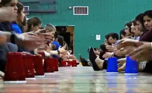 Capture d'écran de la «Cup Song» des 1.500 élèves du Collège Saint-Bernard de la Drummondvilleau Canada publiée le 12 décembre 2013 sur YouTube.
