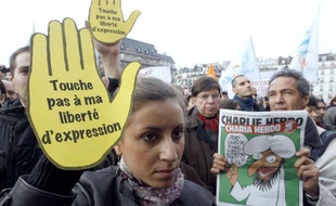 Plusieurs centaines de personnes se sont rassemblées dimanche après-midi à Paris pour défendre "le droit au basphème" et le rire comme "pulsion démocratique" en soutien au journal satirique Charlie Hebdo dont les locaux ont été détruits mercredi par un incendie criminel.
